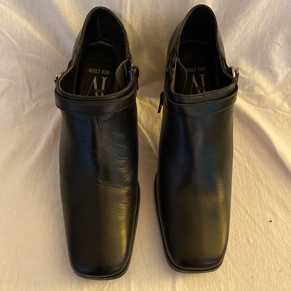 NIB pair of A. J. Valenti leather ankle booties - Picture 3 of 9